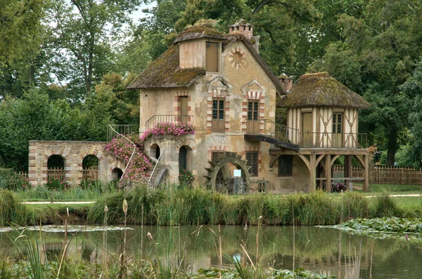 Frankrike, marie antoinette estate i parc av versailles slott — Stockfoto