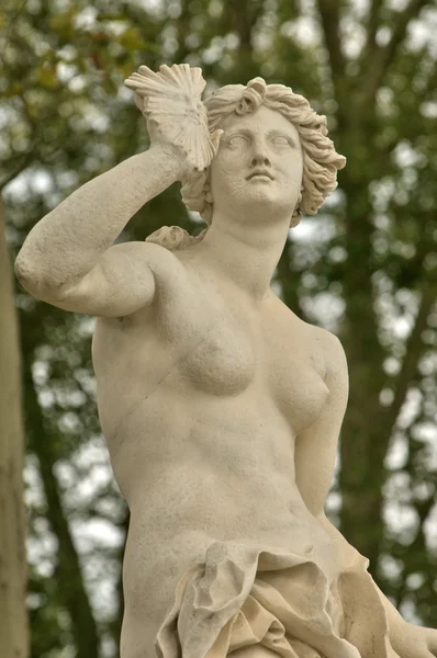 Francia, statua in marmo nel parco del Palazzo di Versailles — Foto Stock