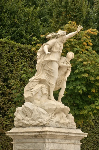 Frankrijk, marmeren standbeeld in het park van de paleis versailles — Stockfoto