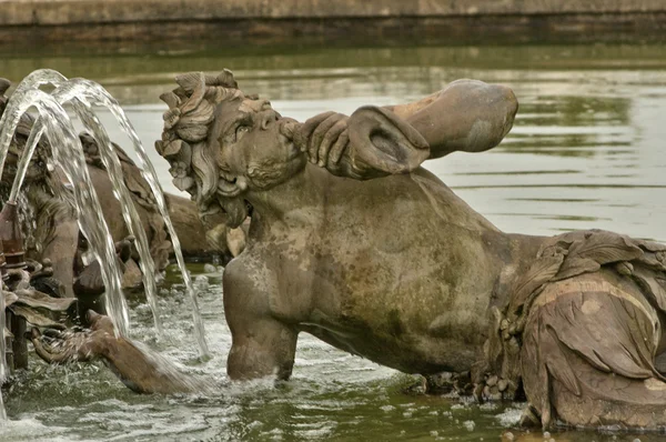 França, uma fonte no parque do Palácio de Versalhes — Fotografia de Stock