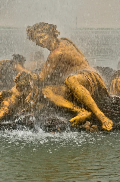 Francia, una fontana nel parco di Palazzo Versailles — Foto Stock