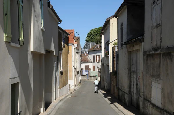 Francie, malebné město triel sur seine — Stock fotografie