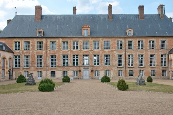 Francia, el pintoresco pueblo de Les Mesnuls — Foto de Stock