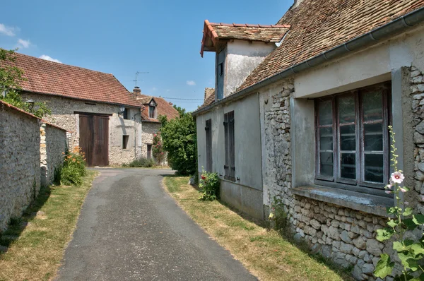 法国，风景如画的村庄里的 montchauvet — 图库照片