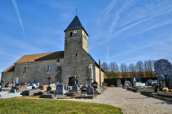法国，如诗如画的 tacoignieres 教堂 — 图库照片