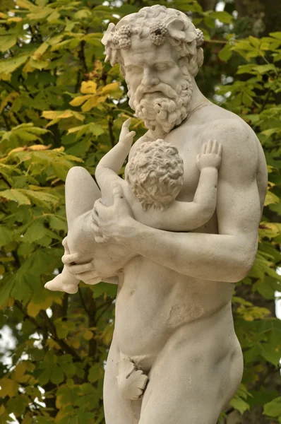 Frankreich, Marmorstatue im Schlosspark von Versailles — Stockfoto