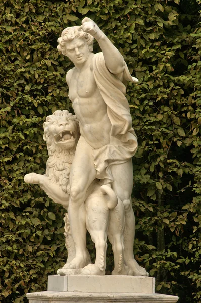 França, estátua de mármore no parque do Palácio de Versalhes — Fotografia de Stock