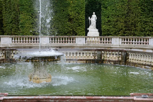 法国，在公园的凡尔赛宫的圆顶格罗夫 — 图库照片