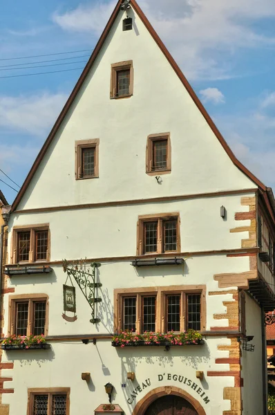 Francia, pintoresca casa antigua en Eguisheim en Alsacia —  Fotos de Stock