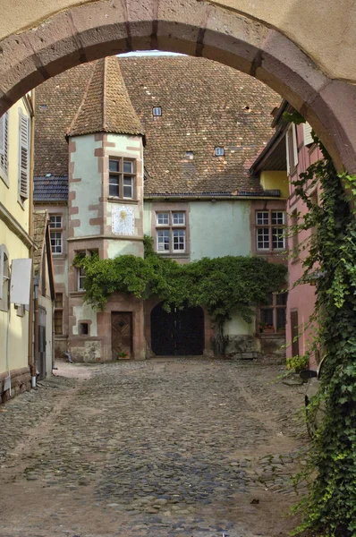 Francia, pequeño pueblo de Riquewihr en Alsacia —  Fotos de Stock