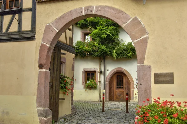 Francia, piccolo villaggio di Riquewihr in Alsazia — Foto Stock