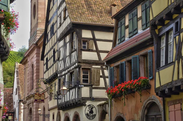 Francia, pequeño pueblo de Riquewihr en Alsacia — Foto de Stock