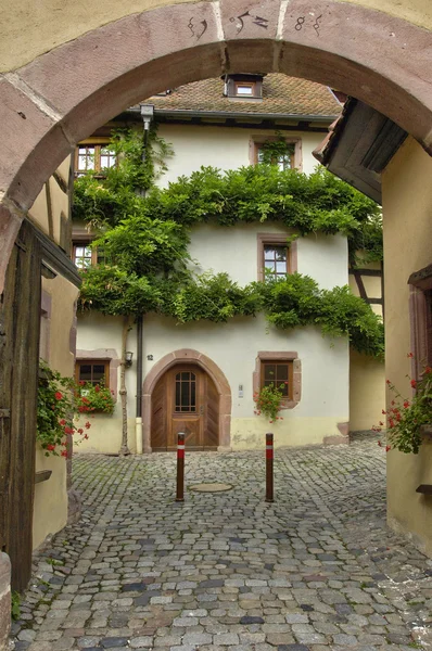 Francia, piccolo villaggio di Riquewihr in Alsazia — Foto Stock