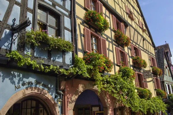 Francia, piccolo villaggio di Riquewihr in Alsazia — Foto Stock