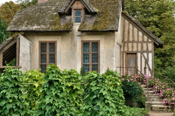 Frankrike, marie antoinette estate i parc av versailles slott — Stockfoto
