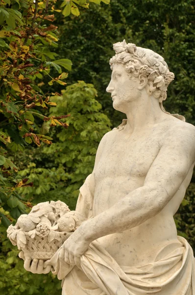 Francia, statua in marmo nel parco del Palazzo di Versailles — Foto Stock