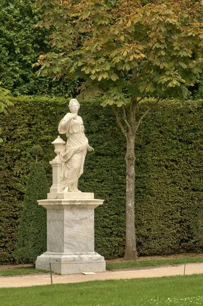 Francia, statua in marmo nel parco del Palazzo di Versailles — Foto Stock