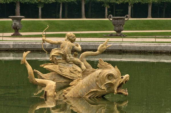 Francia, fuente en el parque Palacio de Versalles — Foto de Stock