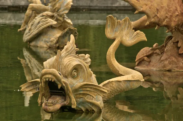 France, fontaine dans le parc du château de Versailles — Photo