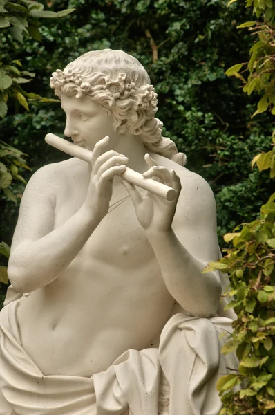 França, estátua de mármore no parque do Palácio de Versalhes — Fotografia de Stock