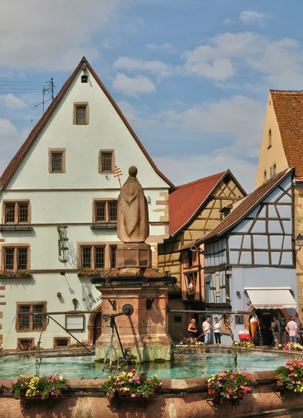 France, maison ancienne pittoresque à Eguisheim en Alsace — Photo