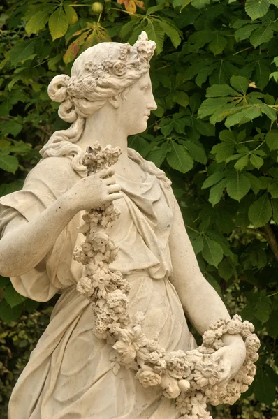 França, estátua de mármore no parque do Palácio de Versalhes — Fotografia de Stock
