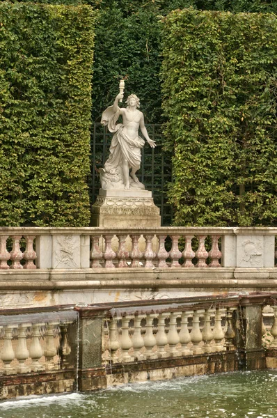 フランス ヴェルサイユ宮殿公園の噴水 — ストック写真