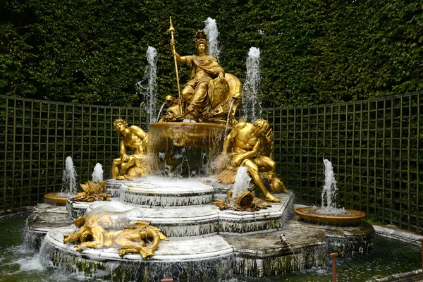 Fransa, versailles Sarayı park zafer kemer koru — Stok fotoğraf