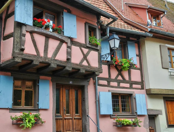 Frankrike, pittoreska gamla hus i eguisheim i alsace — Stockfoto