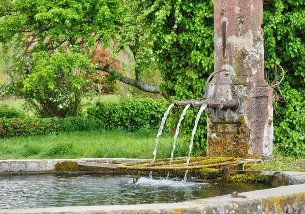 Frankrijk, pittoreske oude fontein in hunawihr — Stockfoto