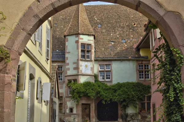 Francia, pequeño pueblo de Riquewihr en Alsacia —  Fotos de Stock