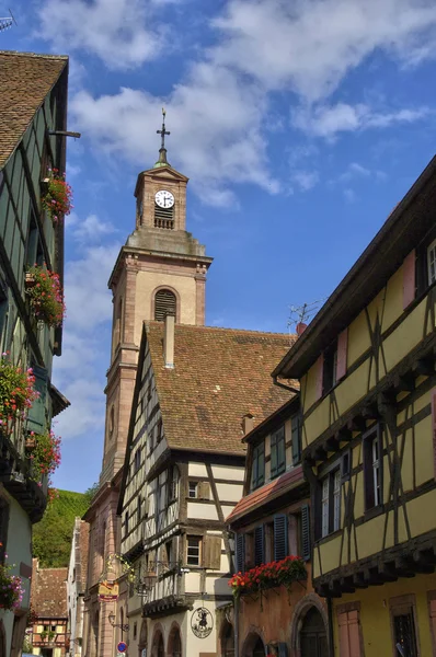Francia, pequeño pueblo de Riquewihr en Alsacia — Foto de Stock