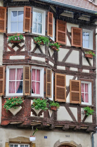 Francia, pintoresca casa antigua en Eguisheim en Alsacia —  Fotos de Stock