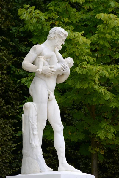 Francia, statua in marmo nel parco del Palazzo di Versailles — Foto Stock