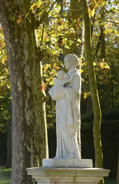 フランス ヴェルサイユ宮殿の公園で大理石の像 — ストック写真