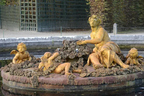 Francia, una fuente en el parque del Palacio de Versalles —  Fotos de Stock