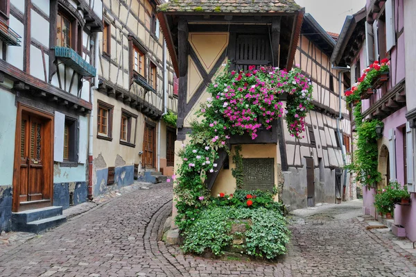 Francia, pittoresca vecchia casa in Eguisheim in Alsazia — Foto Stock
