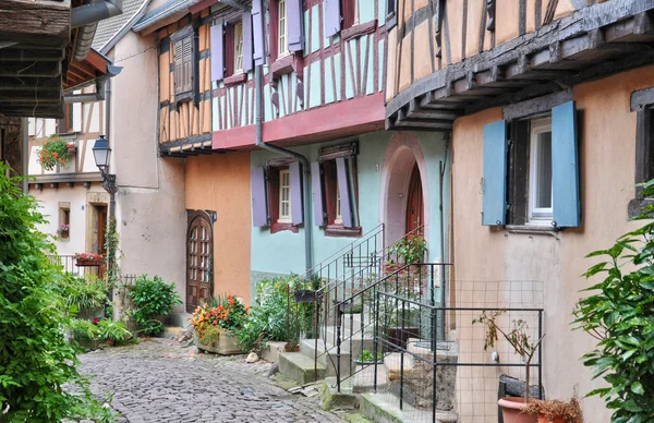 Francia, pintoresca casa antigua en Eguisheim en Alsacia — Foto de Stock