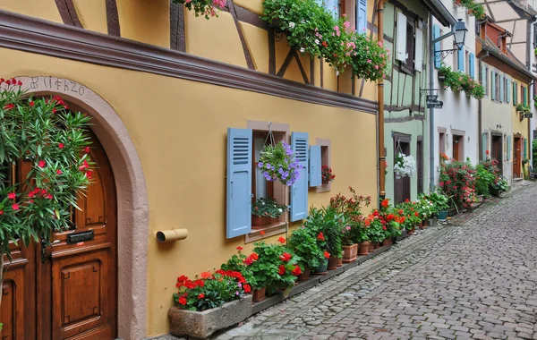 Francie, malebný starý dům ve městě eguisheim v Alsasku — Stock fotografie