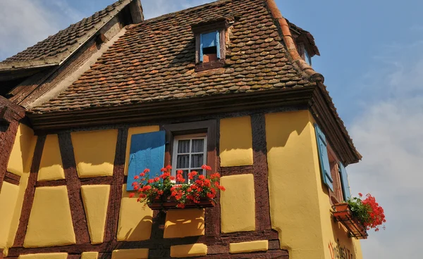 Francie, malebný starý dům ve městě eguisheim v Alsasku — Stock fotografie