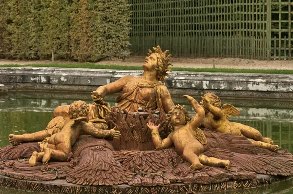 Francia, una fontana nel parco di Palazzo Versailles — Foto Stock