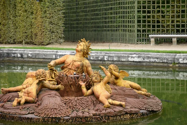 Frankrijk, een fontein in het versailles paleis park — Stockfoto