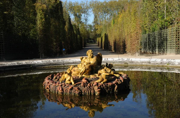 Fransa, versailles Sarayı parkta bir çeşme — Stok fotoğraf