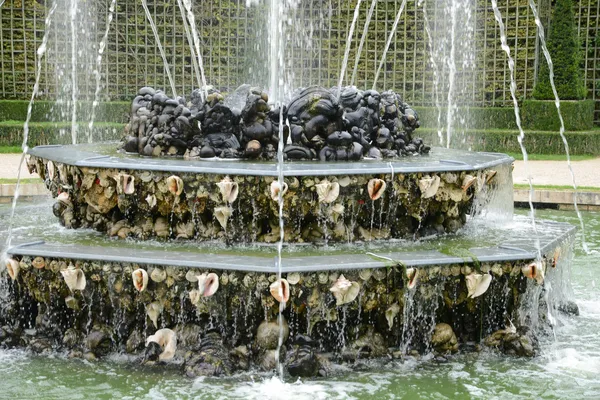 法国凡尔赛宫公园的三个喷泉小树林 — 图库照片