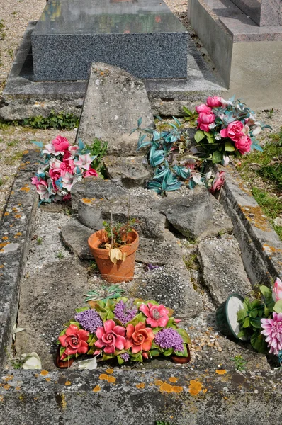 França, o cemitério de Haute Isle em Val d Oise — Fotografia de Stock