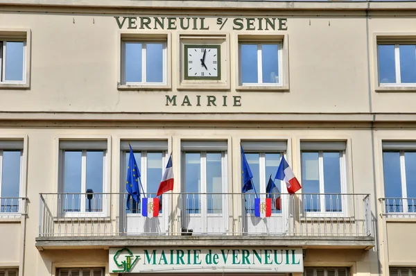 Frankrijk, het stadhuis van verneuil sur seine in les-yvelines — Stockfoto