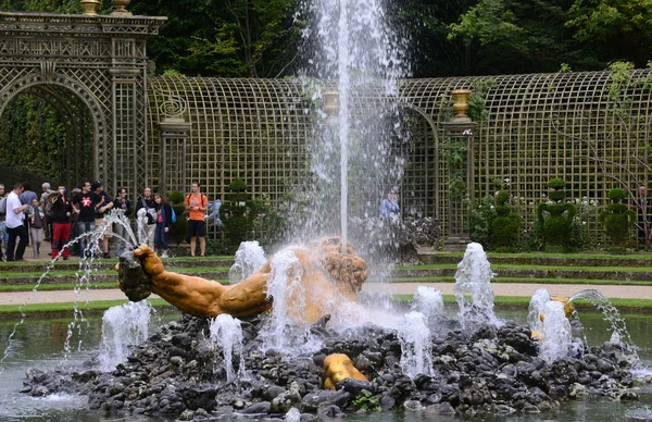 Frankrike, enceladus grove i palatset park i versailles — Stockfoto