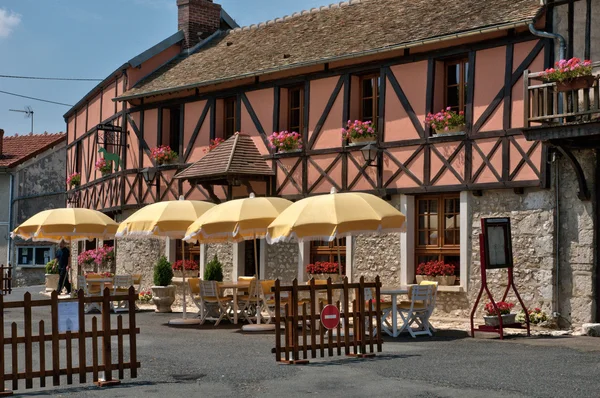 Francia, il pittoresco villaggio di Montchauvet — Foto Stock