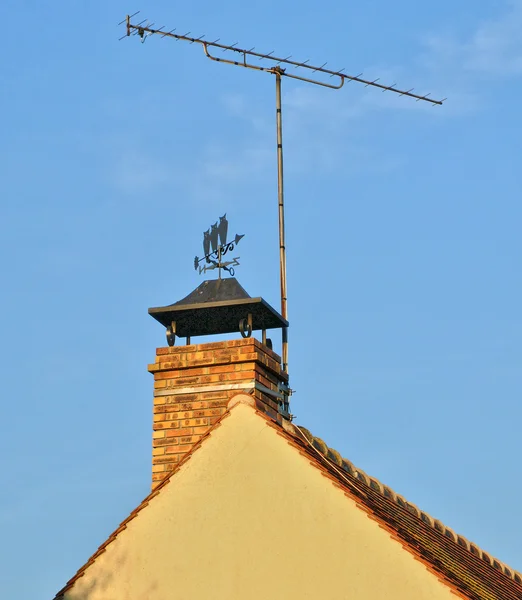 Frankreich, eine Antenne und ein Wetterhahn auf dem Schornstein — Stockfoto