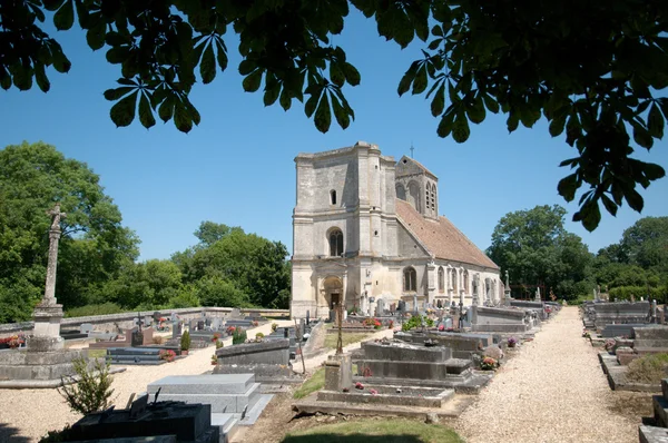法国，如诗如画的 nucourt 教堂 — 图库照片